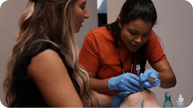 alunas em uma aula prática